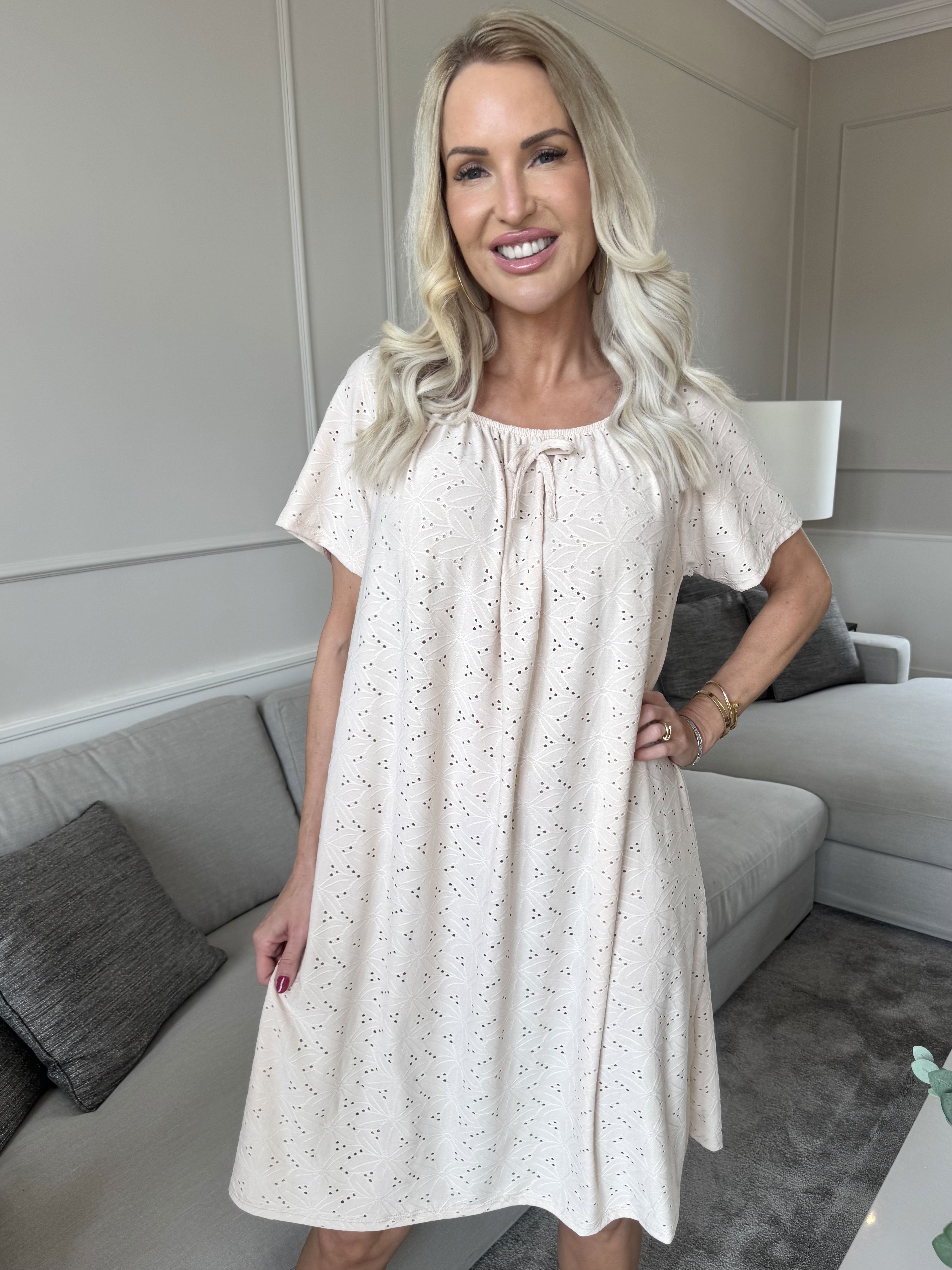 Aliz - Sød blød kjole med broderie anglaise